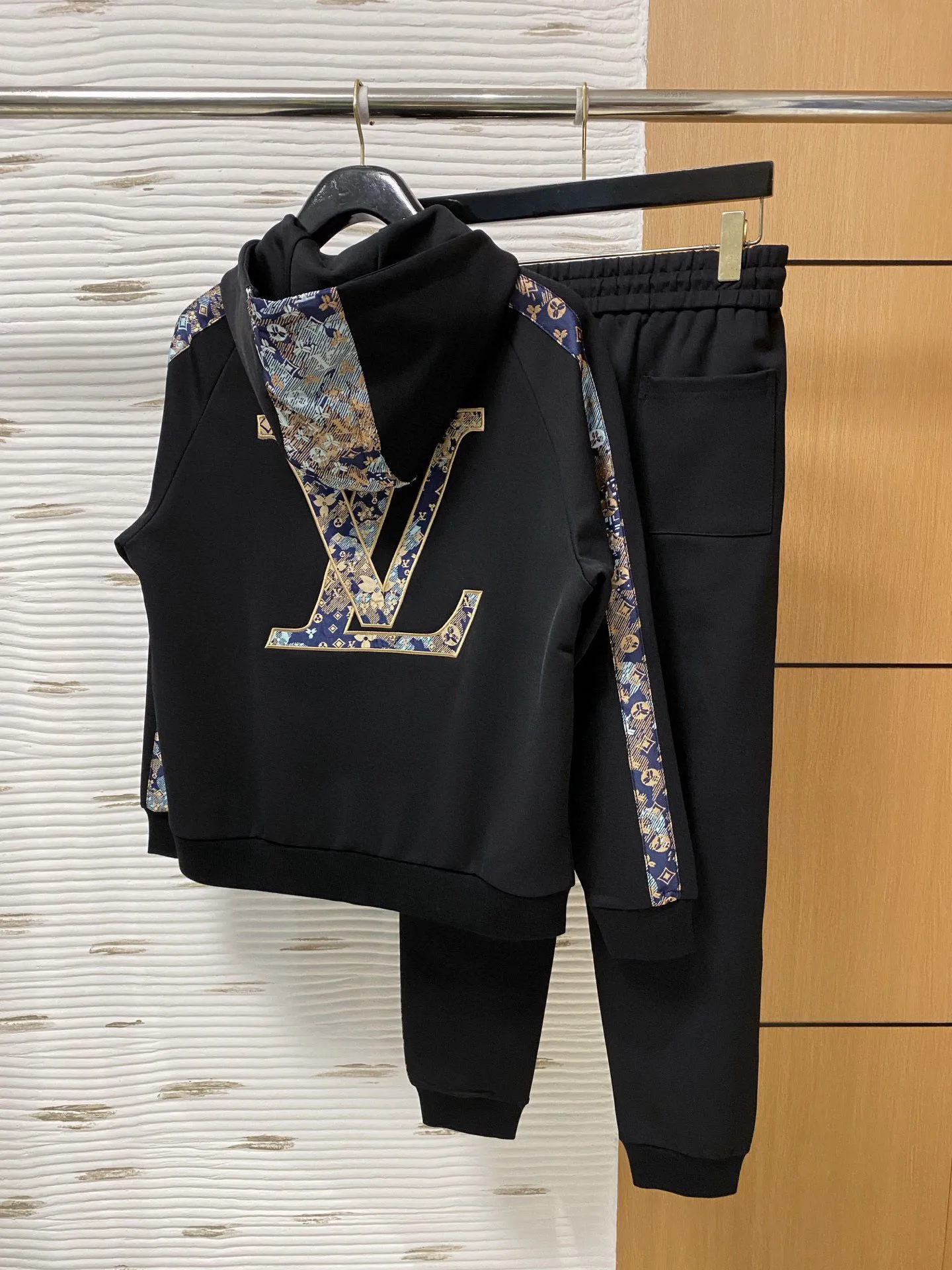 🅿️720 LV hot-selling suit is coming. Focus on the original version of the official website. 2025 new hot-selling cardigan suit. The original order is the best. 🇭🇰The meticulous work of top designers. It has a fitting and perfect upper body effect. All-natural high-quality Tencel Roman cotton 100%, close-fitting comfort, noble and elegant! Original hardware embodies elegance and nobility! Counter size: M-3XL (maximum wear up to 190 pounds)